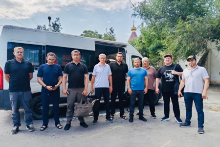 Глава города Кизляра Иван Лазурков с представителями аппарата администрации города и замминистра по туризму и народным художественным промыслам РД Анной Безруковой посетили добровольческий лагерь «Дагестанский рубеж» в с.Тутлар